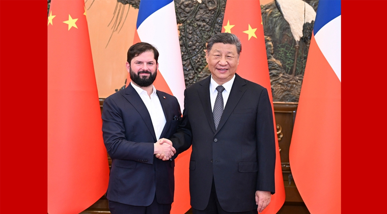 习近平会见智利总统博里奇